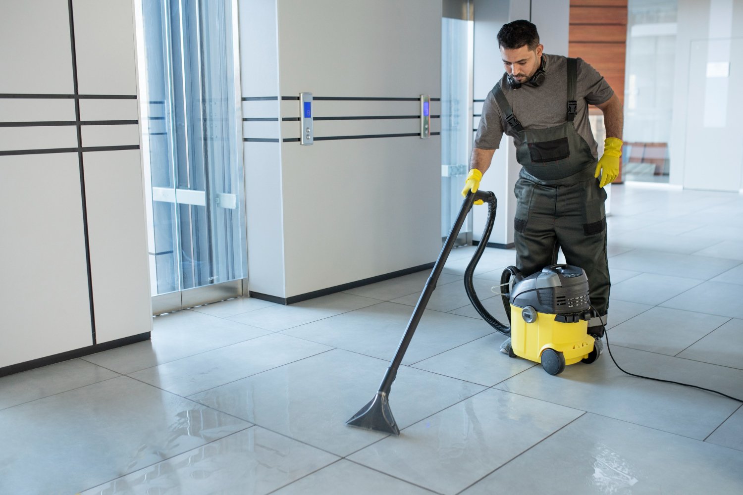 What Commercial Cleaning Crews Focus on for December Turnover