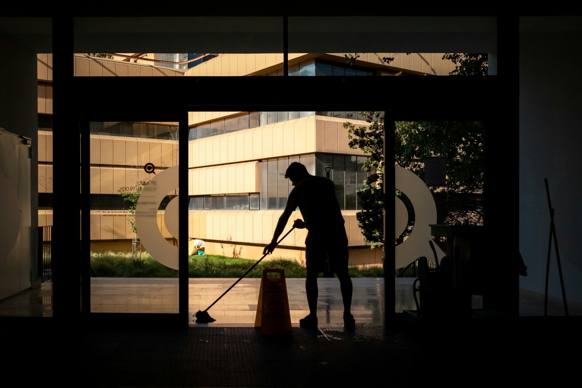 Evaluating Commercial Cleaning Staff During Overnight Operations