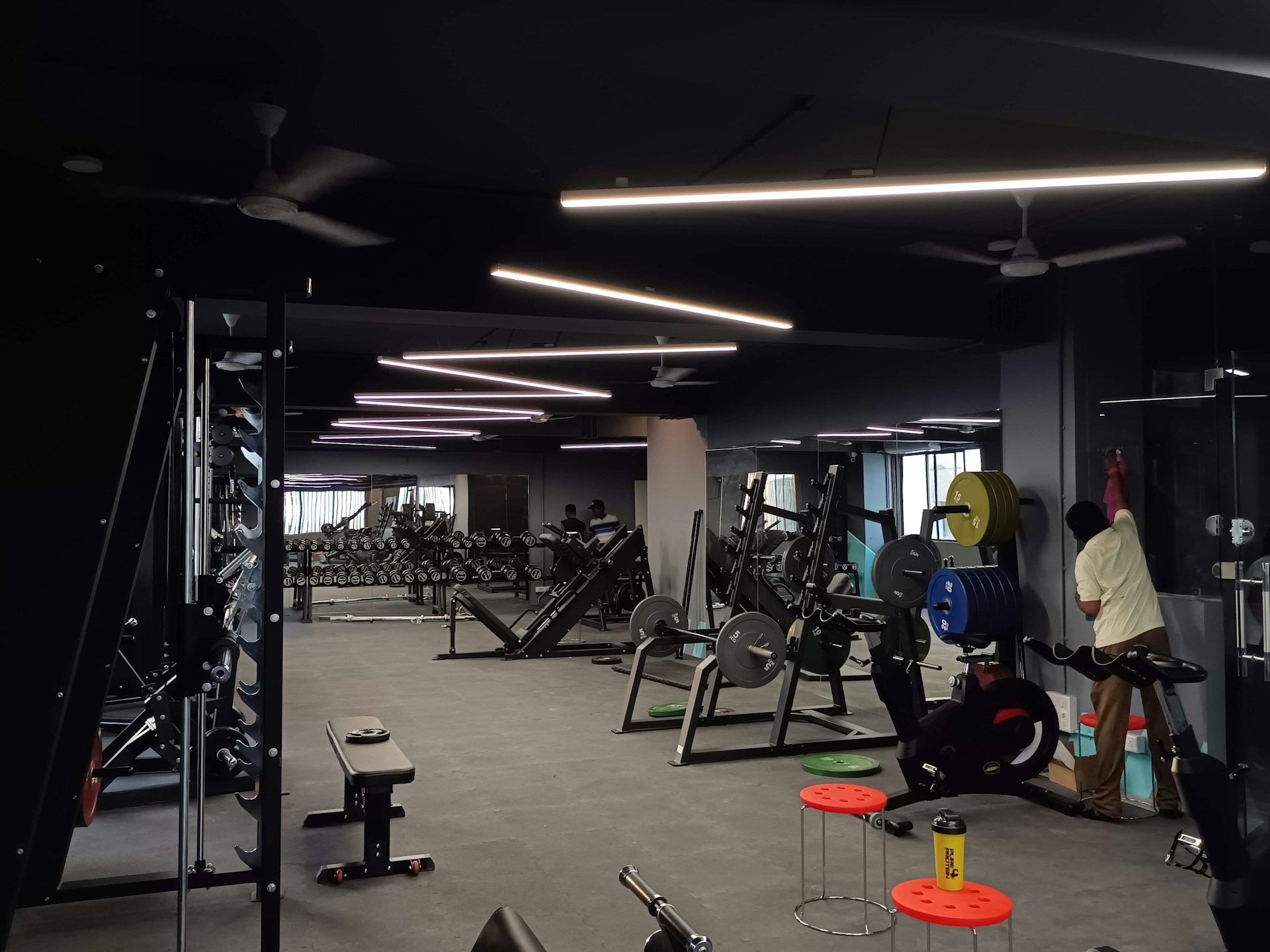 Member-Visible Cleaning Signals in Gyms: Build Trust Without Disrupting Workouts
