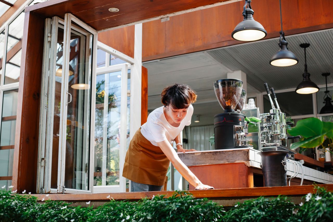 Early-Morning Retail Cleaning Crews That Protect Sales